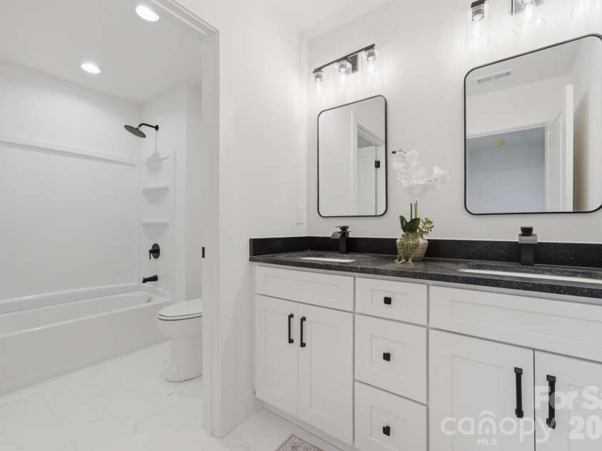1735 Byrum Street, Charlotte, NC 28216.  MLS# CAR4401180, YatesRealty ID 41720. 