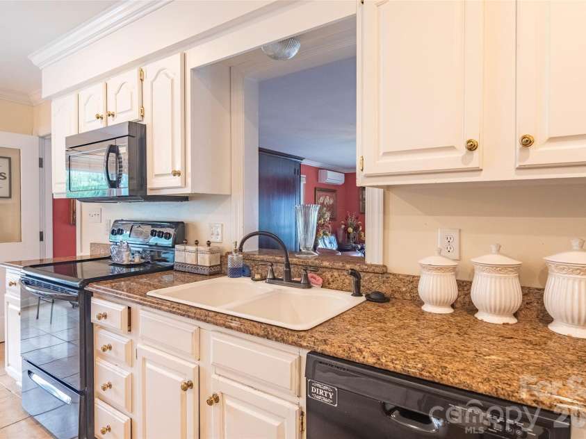 102 Ridgeview Drive, Rutherfordton, NC 28139.  MLS# CAR4410486, YatesRealty ID 41723. 