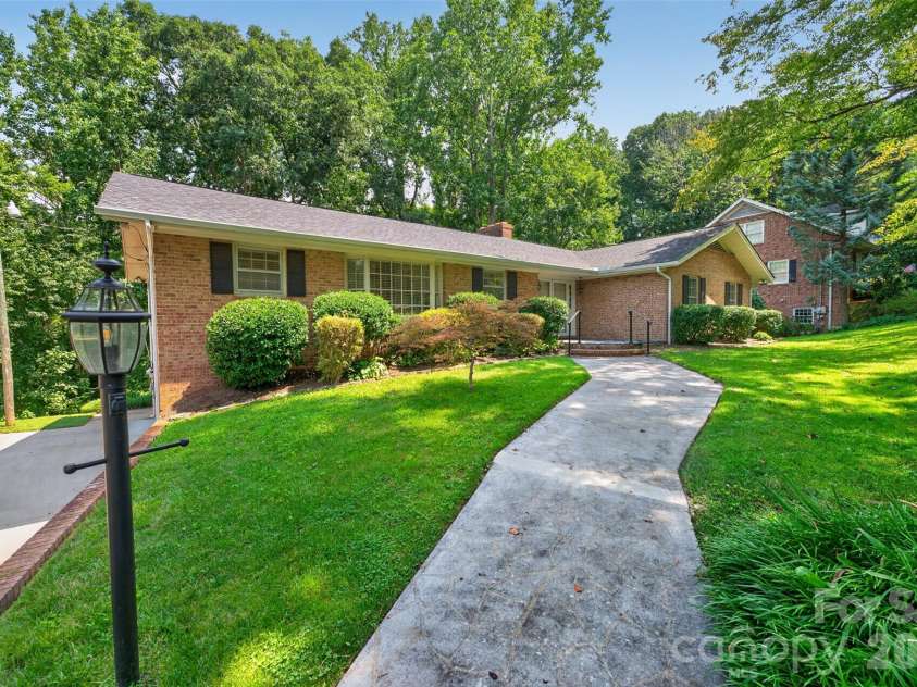 530 25th Avenue, Hickory, NC 28601.  MLS# CAR4409320, YatesRealty ID 41725. 