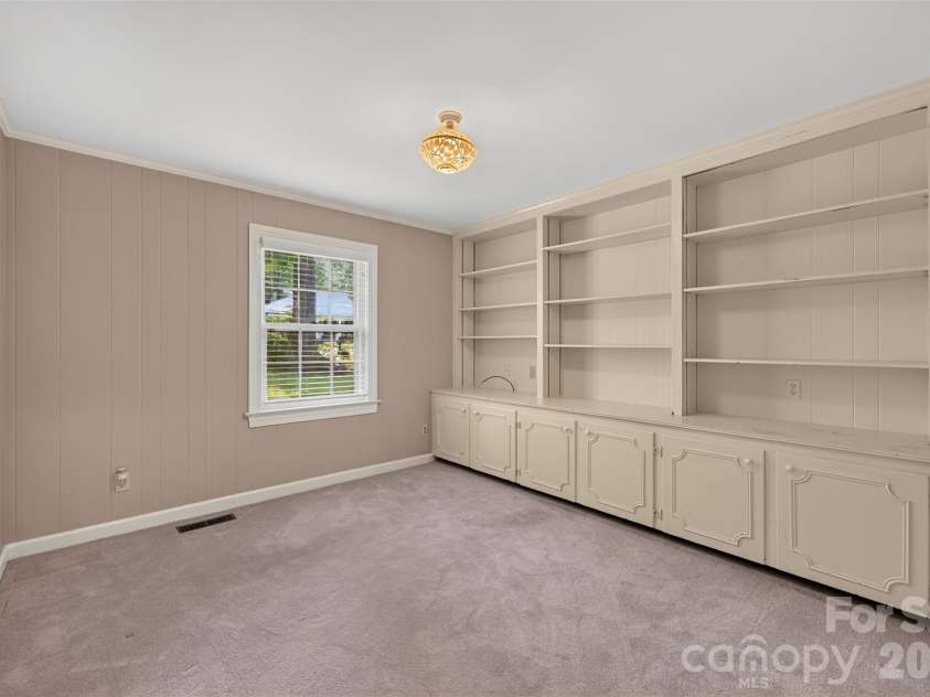 530 25th Avenue, Hickory, NC 28601.  MLS# CAR4409320, YatesRealty ID 41725. 