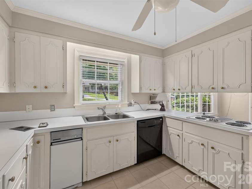 530 25th Avenue, Hickory, NC 28601.  MLS# CAR4409320, YatesRealty ID 41725. 