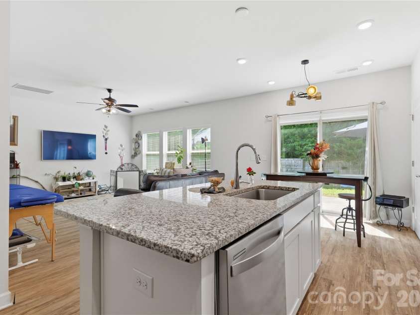 6116 Hailstone Road, Charlotte, NC 28215.  MLS# CAR4408502, YatesRealty ID 41726. Kitchen