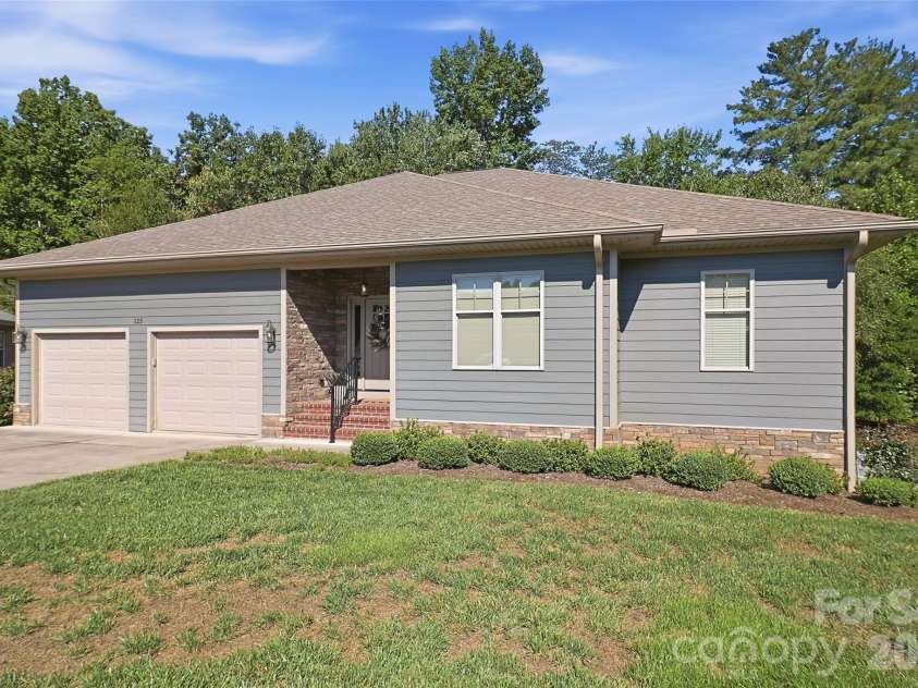 125 Beechmont Drive, Morganton, NC 28655.  MLS# CAR4411904, YatesRealty ID 41728. 