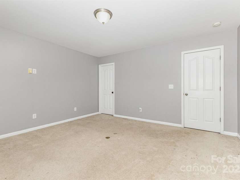 15039 Boudins Lane, Charlotte, NC 28278.  MLS# CAR4322167, YatesRealty ID 4173. 