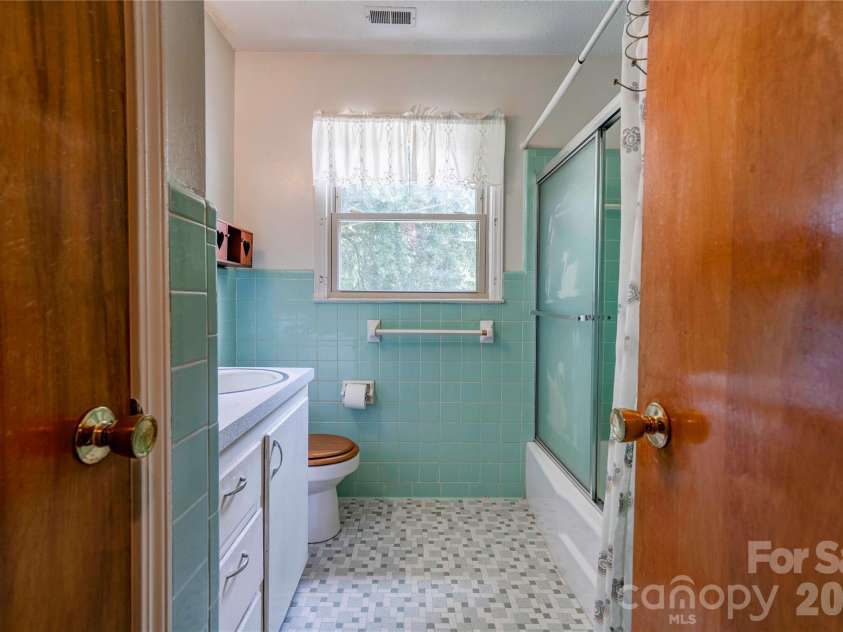 100 Sherwood Drive, Shelby, NC 28150.  MLS# CAR4410619, YatesRealty ID 41734. 