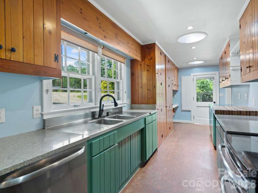 242 Hills Drive, Hendersonville, NC 28791.  MLS# CAR4410562, YatesRealty ID 41745. 
