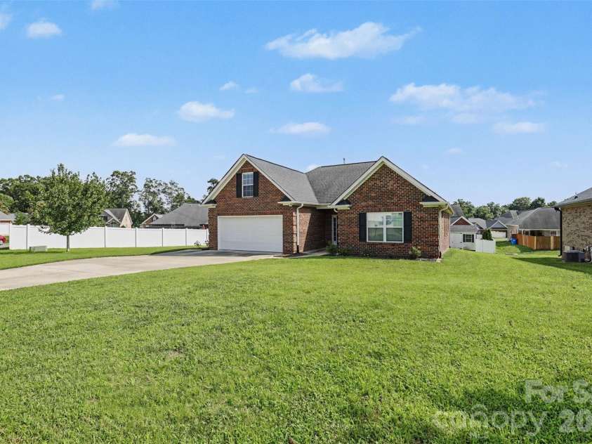 3552 Brickwood Circle, Midland, NC 28107.  MLS# CAR4410933, YatesRealty ID 41754. 
