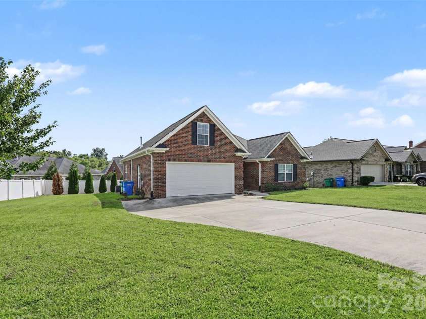 3552 Brickwood Circle, Midland, NC 28107.  MLS# CAR4410933, YatesRealty ID 41754. 
