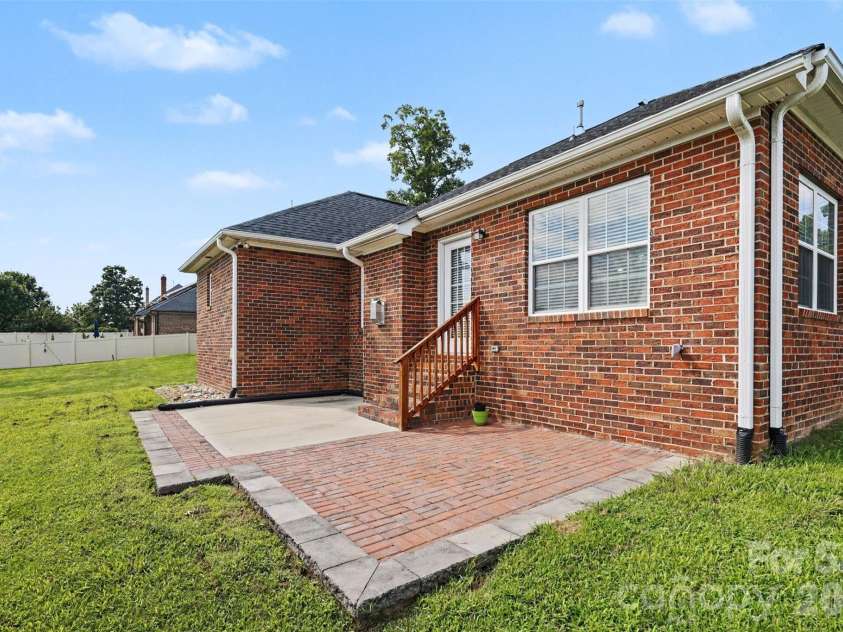 3552 Brickwood Circle, Midland, NC 28107.  MLS# CAR4410933, YatesRealty ID 41754. 