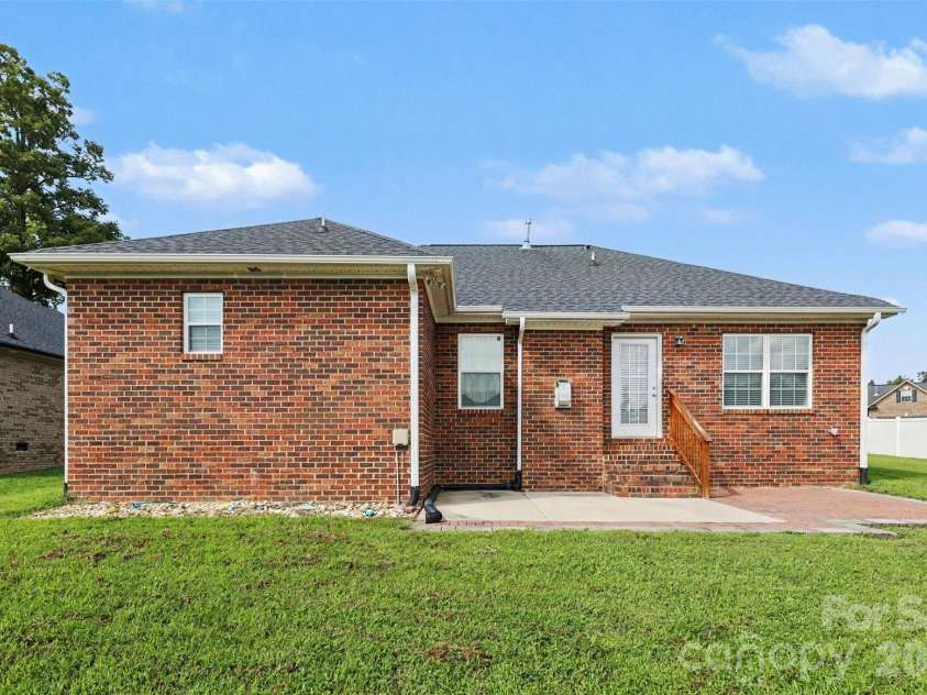 3552 Brickwood Circle, Midland, NC 28107.  MLS# CAR4410933, YatesRealty ID 41754. 
