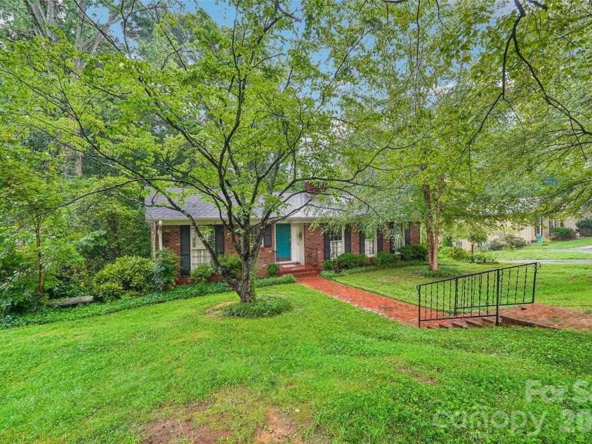 514 Lakeside Drive, Statesville, NC 28677.  MLS# CAR4398384, YatesRealty ID 41761. 