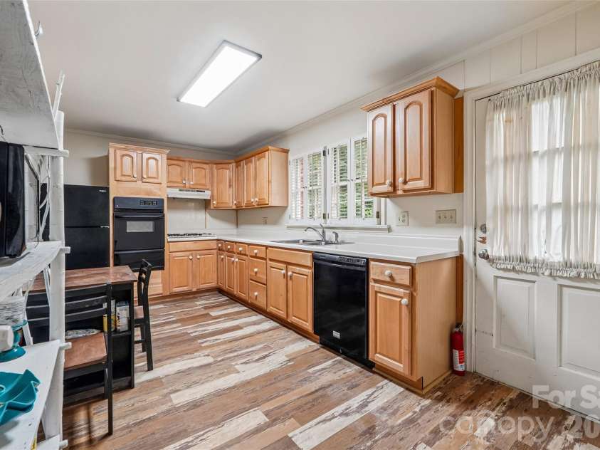 514 Lakeside Drive, Statesville, NC 28677.  MLS# CAR4398384, YatesRealty ID 41761. 