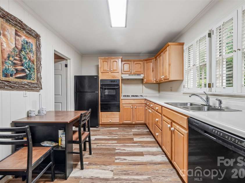 514 Lakeside Drive, Statesville, NC 28677.  MLS# CAR4398384, YatesRealty ID 41761. 