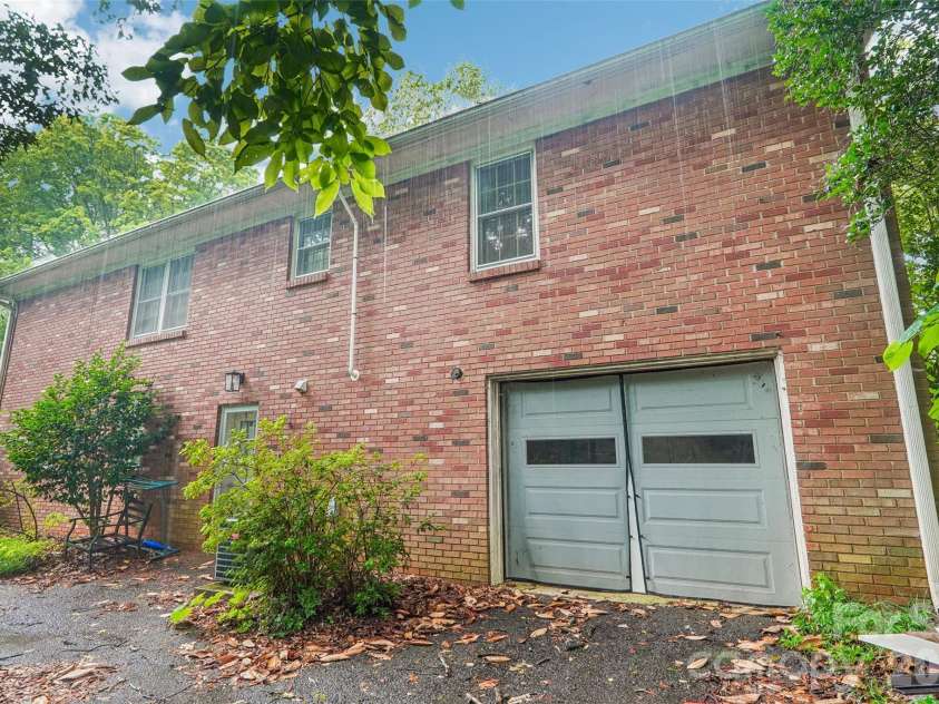 514 Lakeside Drive, Statesville, NC 28677.  MLS# CAR4398384, YatesRealty ID 41761. 