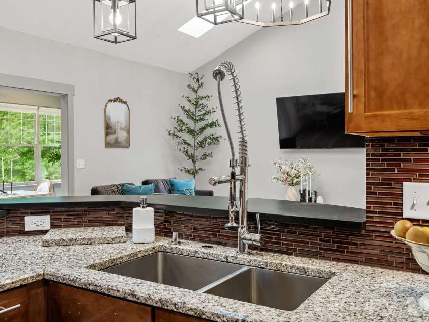 38 Little Forest Drive, Asheville, NC 28806.  MLS# CAR4411326, YatesRealty ID 41765. 