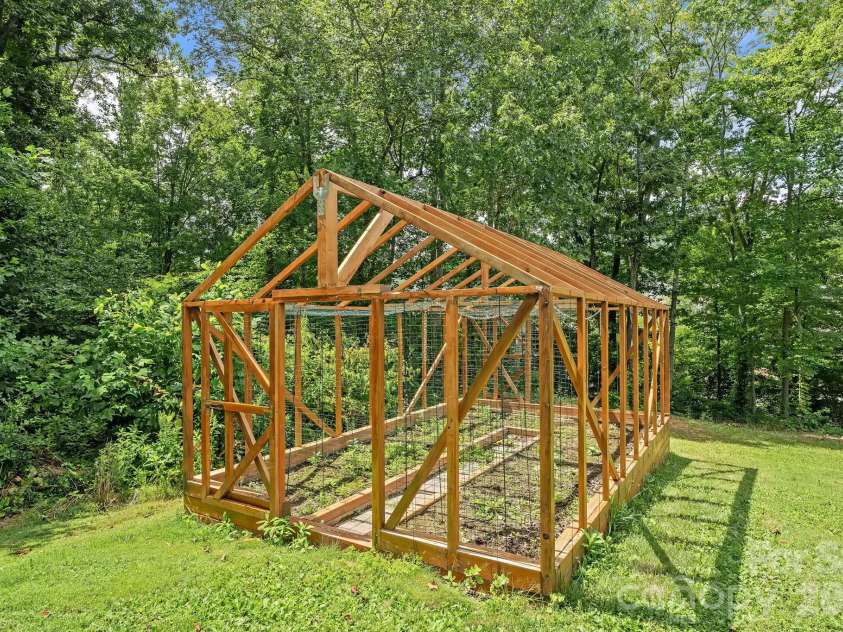 38 Little Forest Drive, Asheville, NC 28806.  MLS# CAR4411326, YatesRealty ID 41765. 