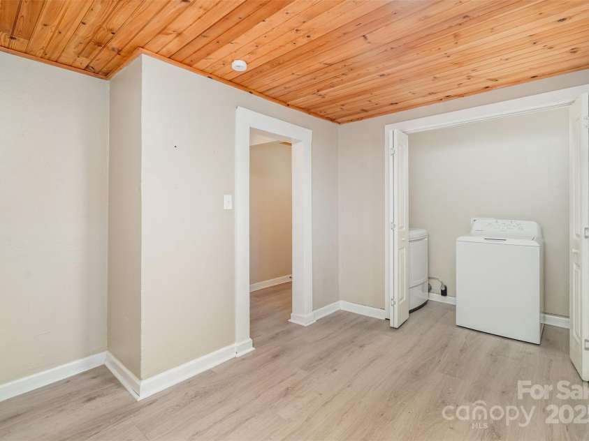 808 Harrisburg Drive, Lenoir, NC 28645.  MLS# CAR4319320, YatesRealty ID 4177. 