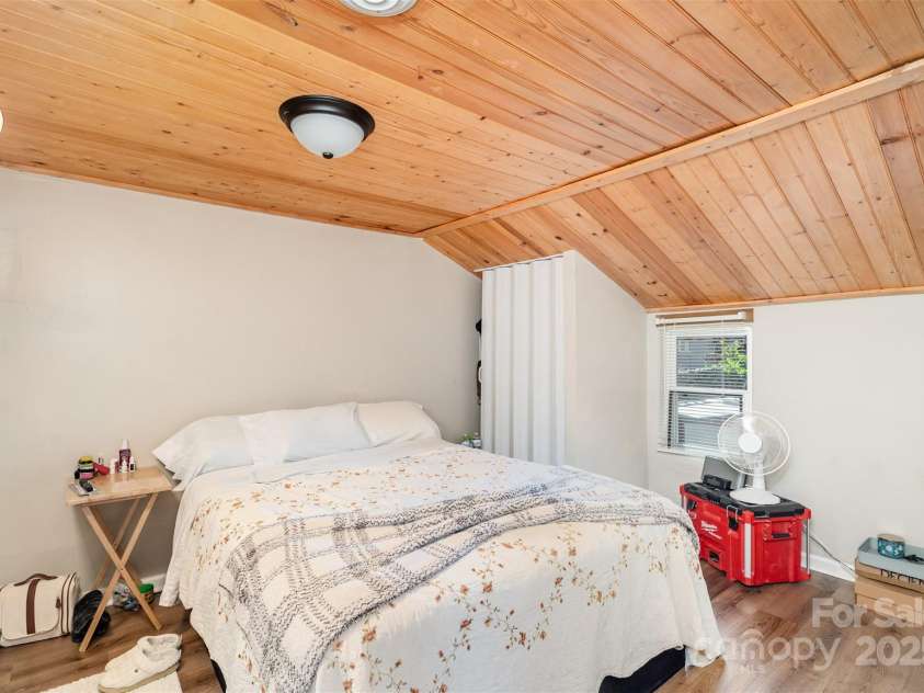 808 Harrisburg Drive, Lenoir, NC 28645.  MLS# CAR4319320, YatesRealty ID 4177. 