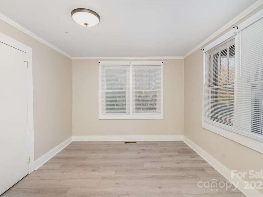 808 Harrisburg Drive, Lenoir, NC 28645.  MLS# CAR4319320, YatesRealty ID 4177. 