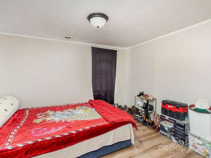 808 Harrisburg Drive, Lenoir, NC 28645.  MLS# CAR4319320, YatesRealty ID 4177. 