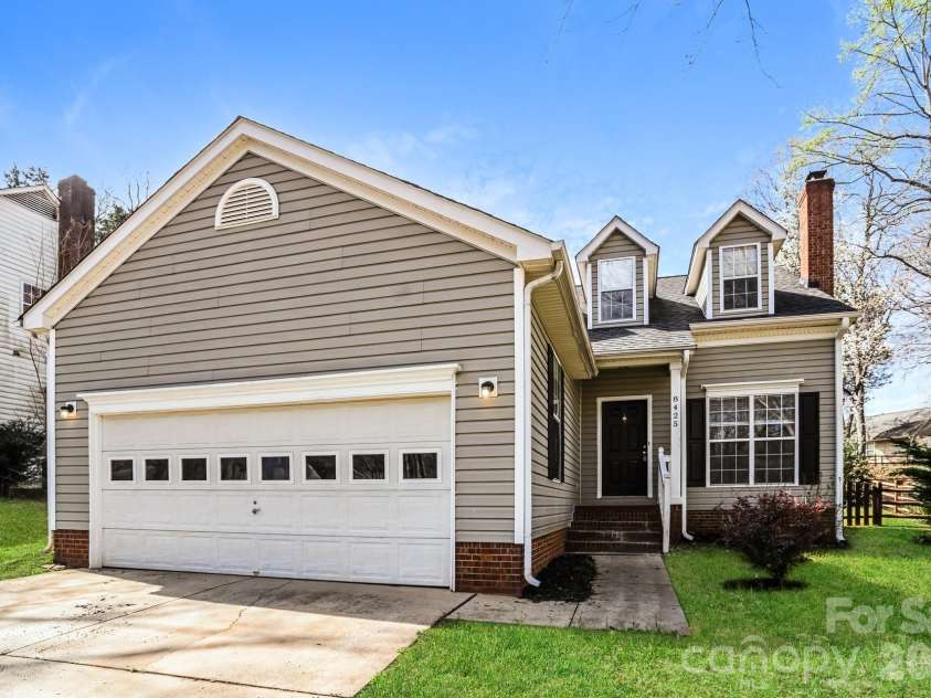 8425 Woodford Bridge Drive, Charlotte, NC 28216.  MLS# CAR4356495, YatesRealty ID 4177. 
