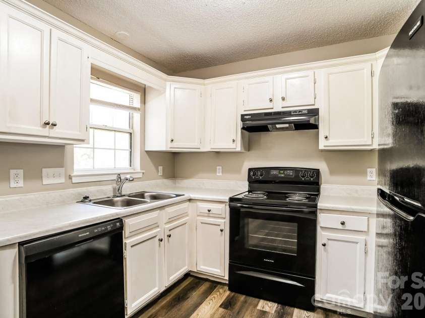 8425 Woodford Bridge Drive, Charlotte, NC 28216.  MLS# CAR4356495, YatesRealty ID 4177. 