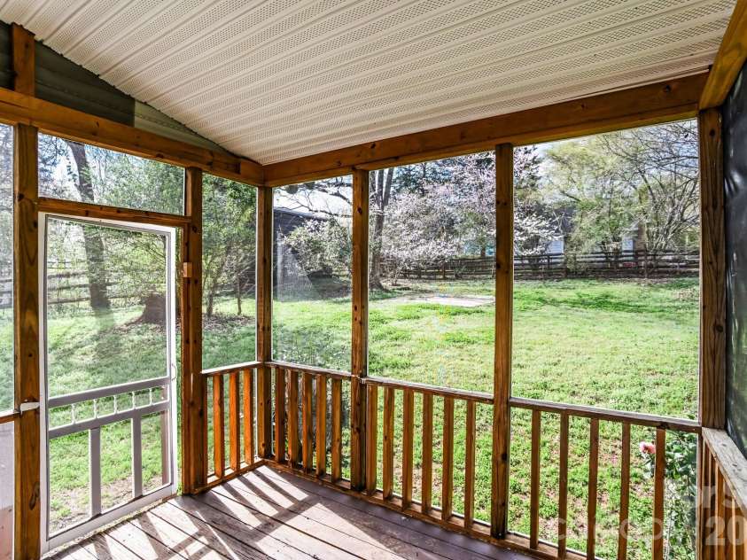 8425 Woodford Bridge Drive, Charlotte, NC 28216.  MLS# CAR4356495, YatesRealty ID 4177. 