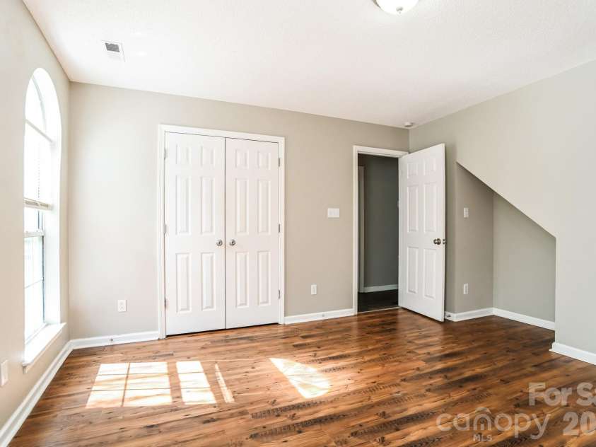 8425 Woodford Bridge Drive, Charlotte, NC 28216.  MLS# CAR4356495, YatesRealty ID 4177. 