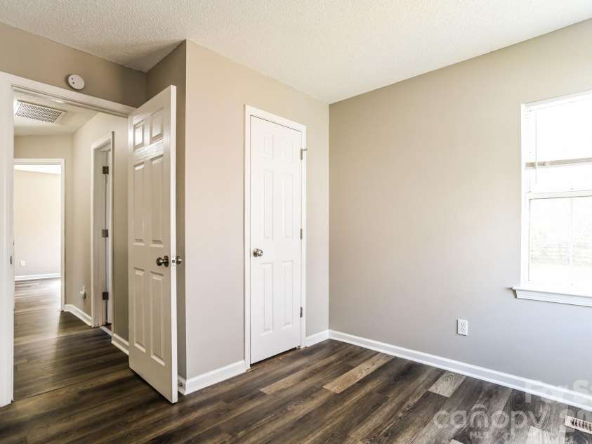 8425 Woodford Bridge Drive, Charlotte, NC 28216.  MLS# CAR4356495, YatesRealty ID 4177. 