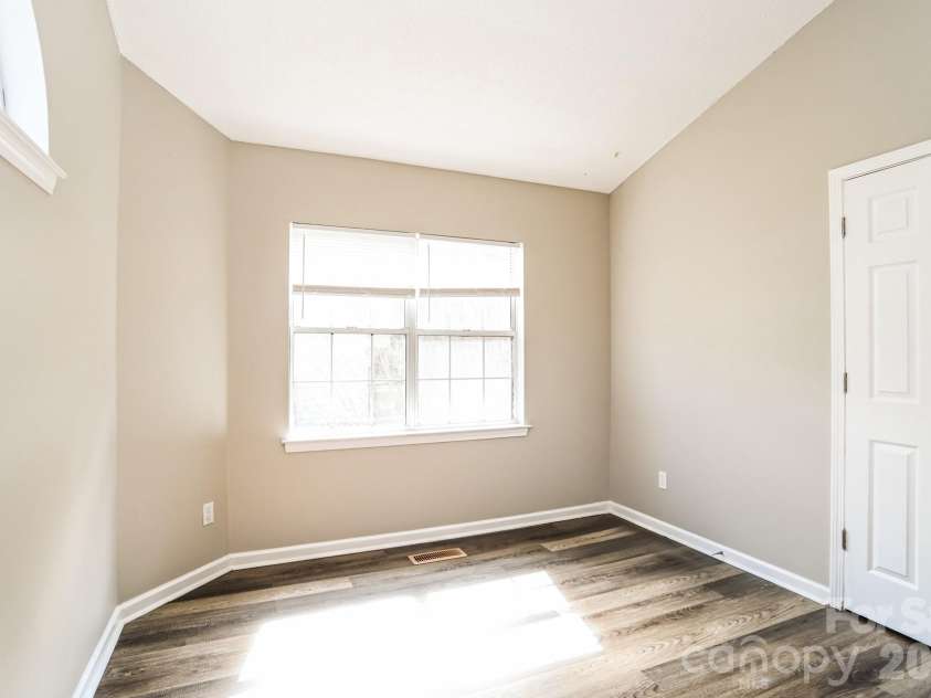 8425 Woodford Bridge Drive, Charlotte, NC 28216.  MLS# CAR4356495, YatesRealty ID 4177. 