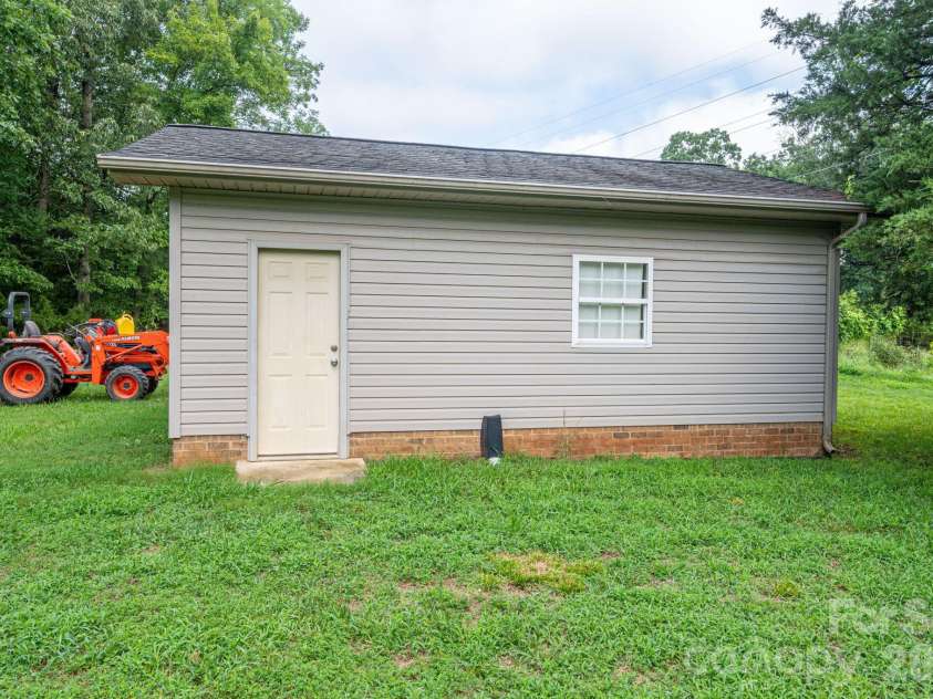 344 John Logan Lane, Gastonia, NC 28056.  MLS# CAR4410445, YatesRealty ID 41771. Workshop