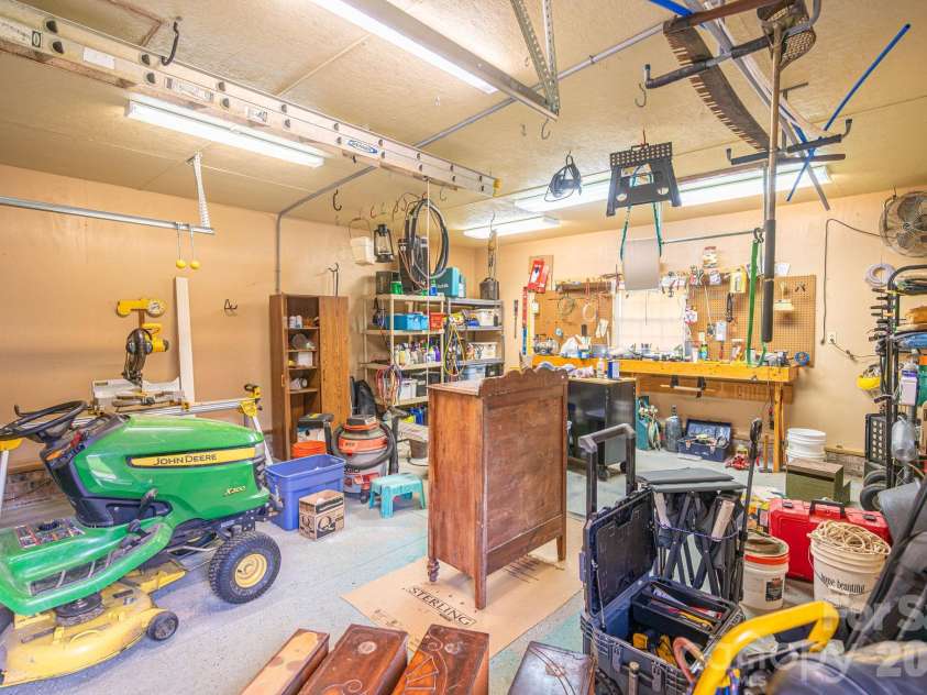344 John Logan Lane, Gastonia, NC 28056.  MLS# CAR4410445, YatesRealty ID 41771. Workshop/Detached garage
