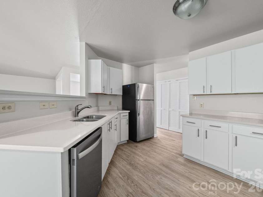 1604 Bray Drive, Charlotte, NC 28214.  MLS# CAR4409695, YatesRealty ID 41773. Kitchen