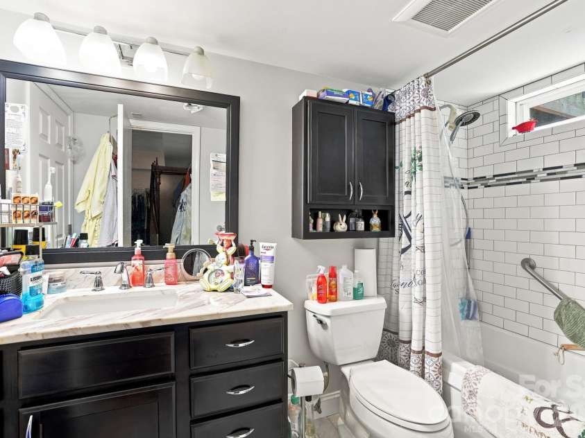 5914 Quiet Cove Court, Charlotte, NC 28215.  MLS# CAR4411070, YatesRealty ID 41777. 