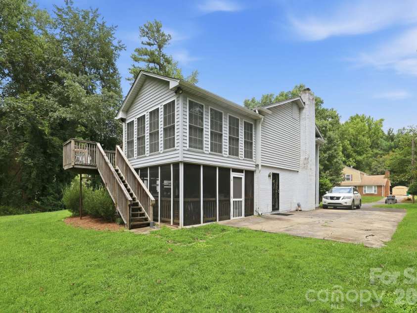 5914 Quiet Cove Court, Charlotte, NC 28215.  MLS# CAR4411070, YatesRealty ID 41777. 