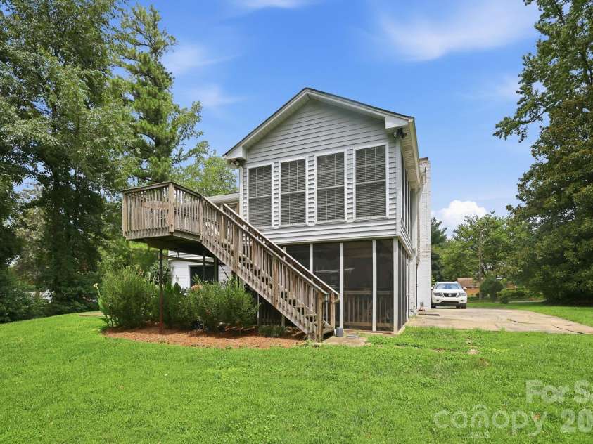 5914 Quiet Cove Court, Charlotte, NC 28215.  MLS# CAR4411070, YatesRealty ID 41777. 