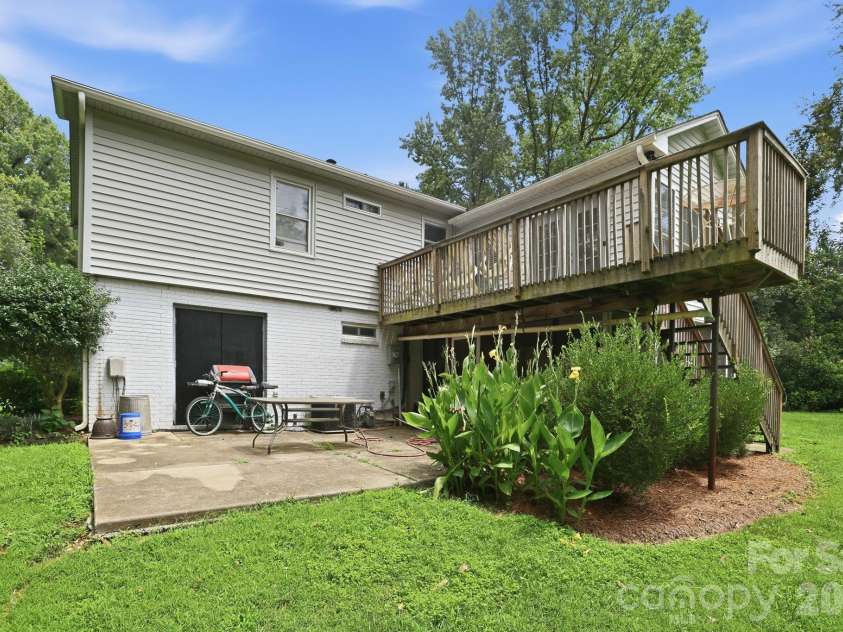 5914 Quiet Cove Court, Charlotte, NC 28215.  MLS# CAR4411070, YatesRealty ID 41777. 