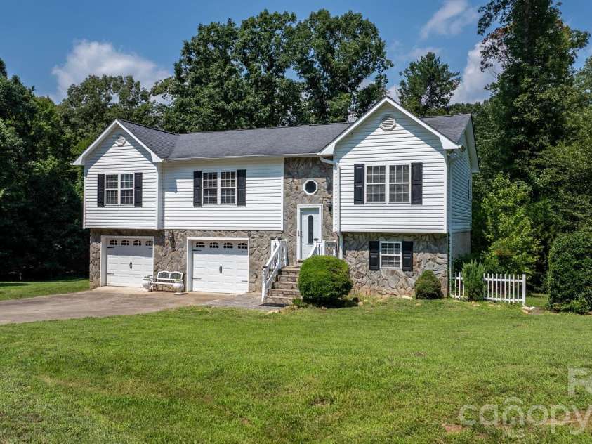 4400 Willowood Drive, Morganton, NC 28655.  MLS# CAR4409635, YatesRealty ID 41778. 