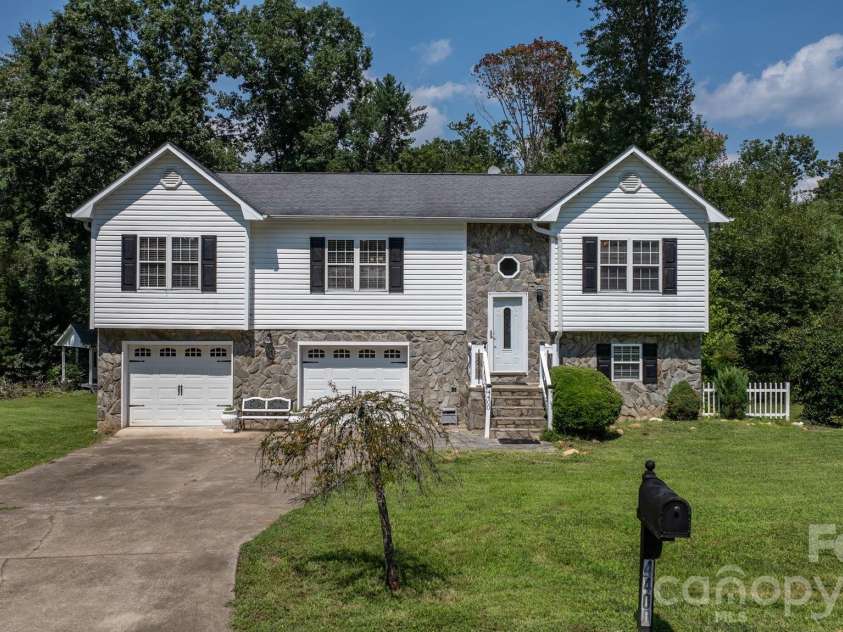4400 Willowood Drive, Morganton, NC 28655.  MLS# CAR4409635, YatesRealty ID 41778. 