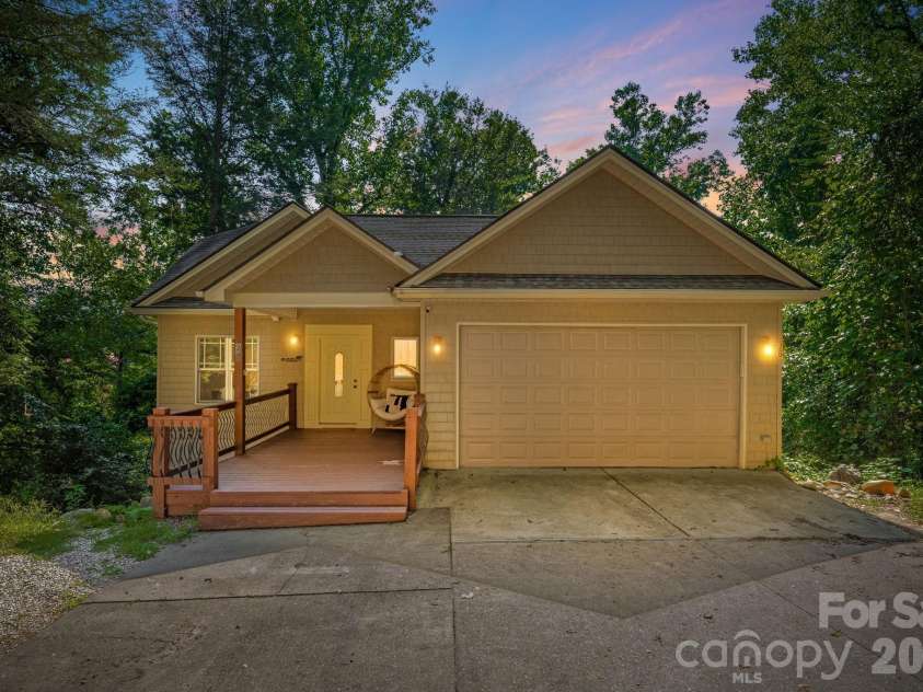 28 Greenbriar Road, Black Mountain, NC 28711.  MLS# CAR4408381, YatesRealty ID 41783. 