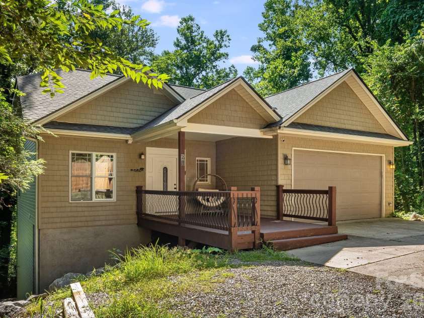 28 Greenbriar Road, Black Mountain, NC 28711.  MLS# CAR4408381, YatesRealty ID 41783. 