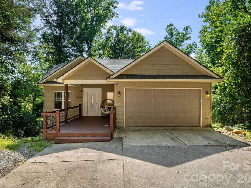 28 Greenbriar Road, Black Mountain, NC 28711.  MLS# CAR4408381, YatesRealty ID 41783. 