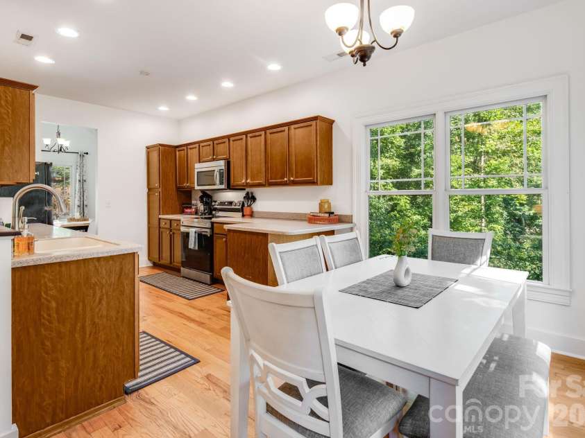 28 Greenbriar Road, Black Mountain, NC 28711.  MLS# CAR4408381, YatesRealty ID 41783. 