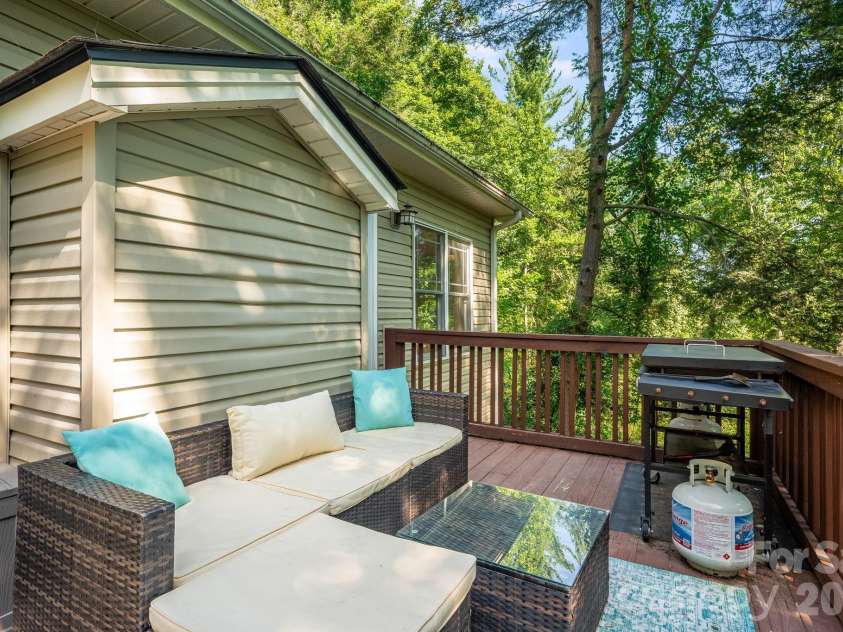 28 Greenbriar Road, Black Mountain, NC 28711.  MLS# CAR4408381, YatesRealty ID 41783. 