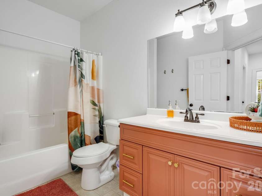 28 Greenbriar Road, Black Mountain, NC 28711.  MLS# CAR4408381, YatesRealty ID 41783. 