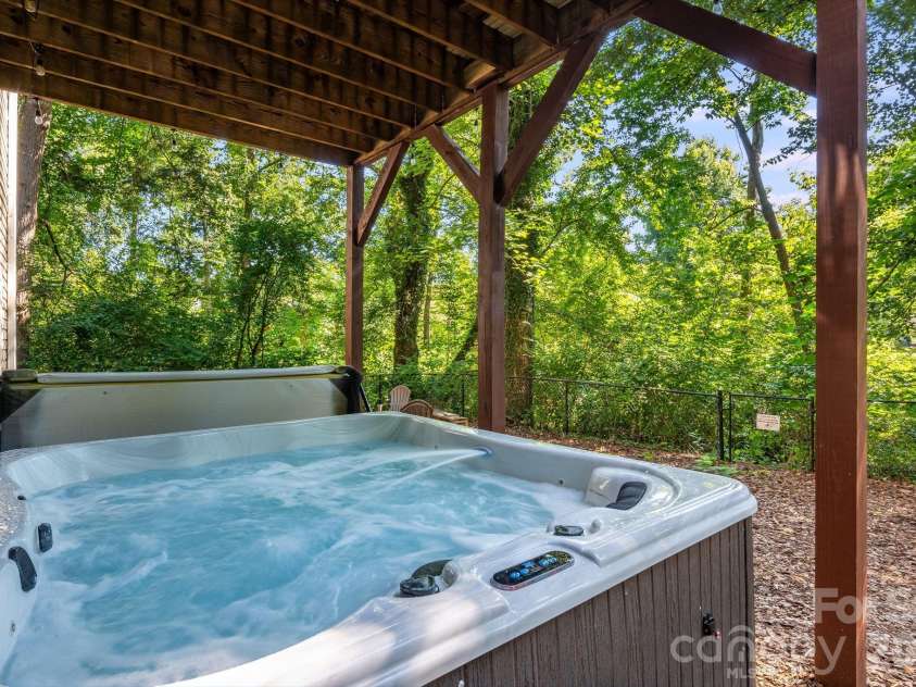 28 Greenbriar Road, Black Mountain, NC 28711.  MLS# CAR4408381, YatesRealty ID 41783. 