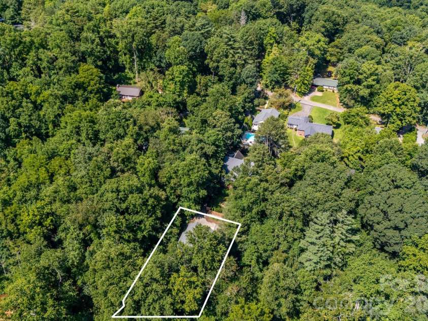 28 Greenbriar Road, Black Mountain, NC 28711.  MLS# CAR4408381, YatesRealty ID 41783. 