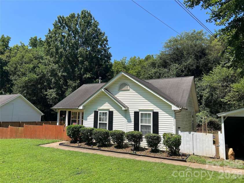 2630 Larry Drive, Charlotte, NC 28214.  MLS# CAR4412165, YatesRealty ID 41786. 