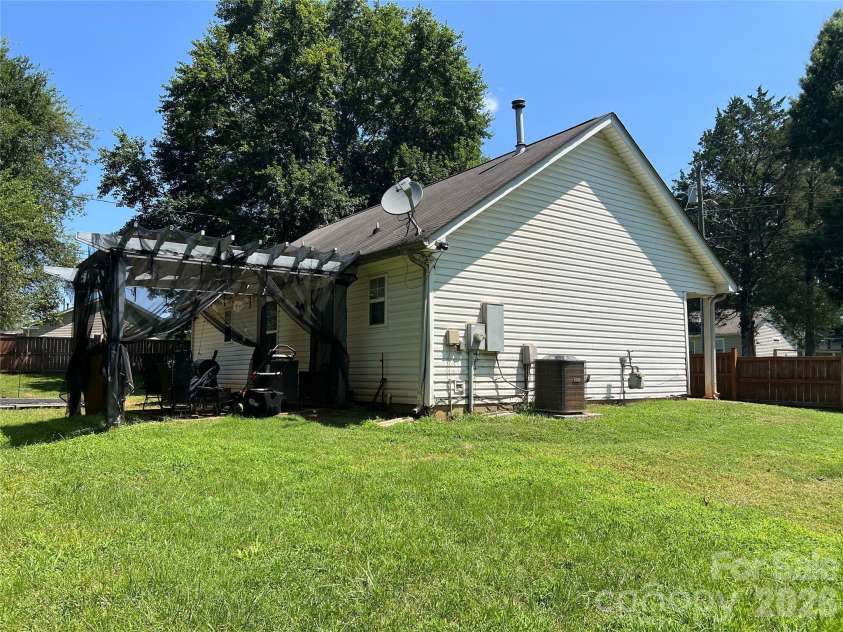 2630 Larry Drive, Charlotte, NC 28214.  MLS# CAR4412165, YatesRealty ID 41786. 