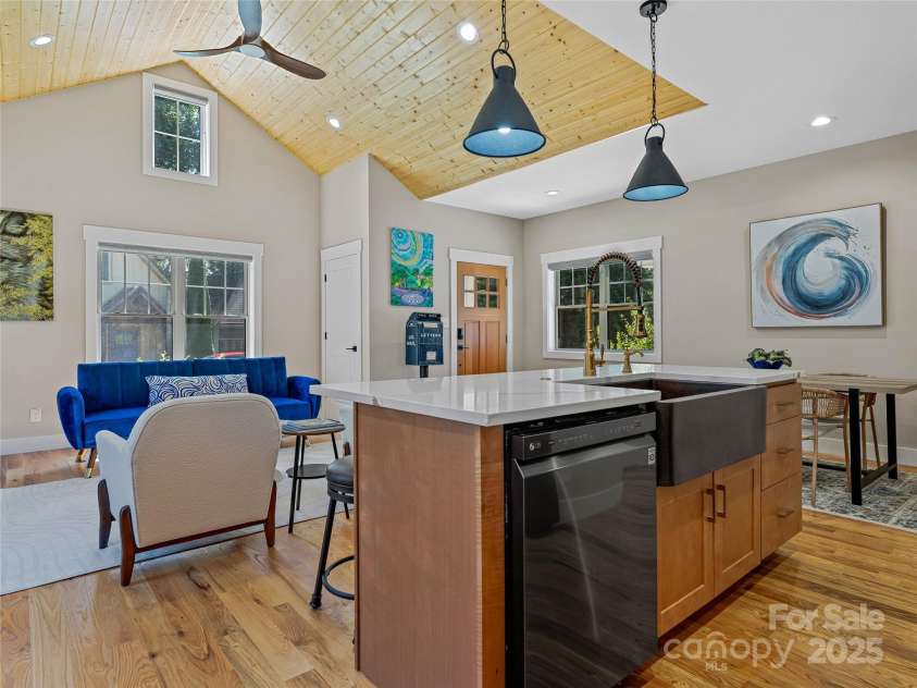 18 Destination Drive, Asheville, NC 28806.  MLS# CAR4305303, YatesRealty ID 4179. 